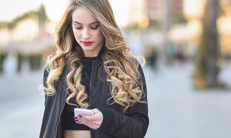 Los SMS para demostrar que detrás de una marca hay personas